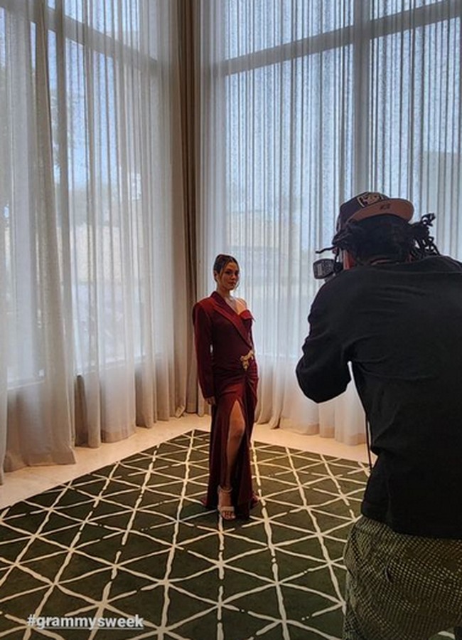 Raisa bangga tampil memakai baju dari brand lokal. Gaunnya tersebut karya Digo Design yang merupakan brand fashion yang berbasis di Bali. Foto: dok. Instagram/@raisa6690 & @archangelachelsea