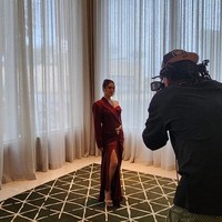 Raisa bangga tampil memakai baju dari brand lokal. Gaunnya tersebut karya Digo Design yang merupakan brand fashion yang berbasis di Bali. Foto: dok. Instagram/@raisa6690 & @archangelachelsea