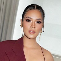 Tak hanya busananya saja yang mendukung, namun riasan Raisa pun mendongkrak penampilannya. Foto: dok. Instagram/@raisa6690 & @archangelachelsea