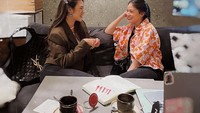 Momen nongkrong di kafe juga pernah dibagikan oleh Raisa. Saat itu, Raisa sedang bersama temannya sedang berbincang usai menyantap hidangan. Foto: Instagram @raisa6690