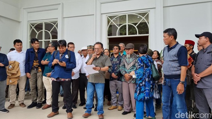 Ratusan sivitas akademika Unair menyampaikan pernyataan sikap di depan halaman gedung Pascasarjana, Kampus B.