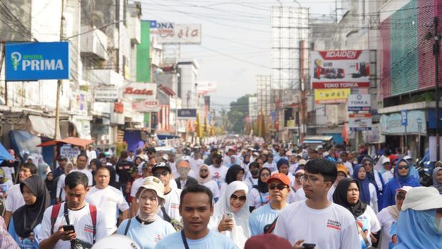 Relawan Prabowo-Gibran melakukan kampanye dan jalan sehat di Tasikmalaya, Jawa Barat.