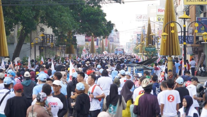 Relawan Prabowo-Gibran melakukan kampanye dan jalan sehat di Tasikmalaya, Jawa Barat.
