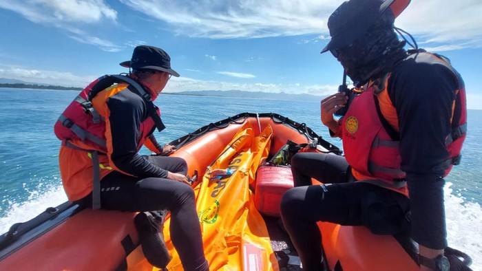 Tim SAR gabungan mengevakuasi jasad remaja asal Banyumas yang terseret arus di Perairan Pantai Sidayu, Kabupaten Cilacap, Senin (5/2/2024).