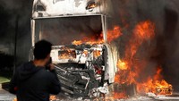Tampak seluruh badan truk hangus terbakar. 