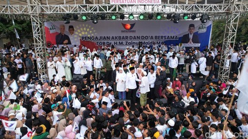 Ribuan warga menghadiri doa bersama untuk Ganjar-Mahfud Md di Lapangan Nasional, Selong, Kabupaten Lombok Timur, NTB, Senin (5/2/2024). (Foto: Helmy Akbar/detikBali)