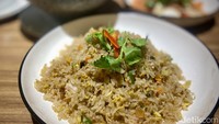 Pecinta nasi goreng wajib mencicipi menu RoiEts Tom Yum Mama Noodle (Rp 150.000). Nasi goreng ini disajikan dengan seafood, seperti cumi, udang, bakso daging. Foto: detikcom