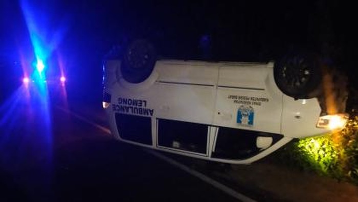 Satu unit ambulance mengalami kecelakaan tunggal di Tenggamus
