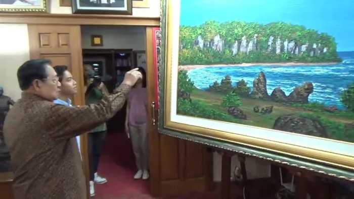 SBY tunjukkan Gibran lukisan yang dibuat dengan jari tangan tanpa memakai kuas.