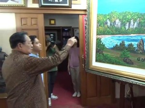 Momen SBY Tunjukkan Gibran Lukisan yang Dibuat dengan Jari Tangan