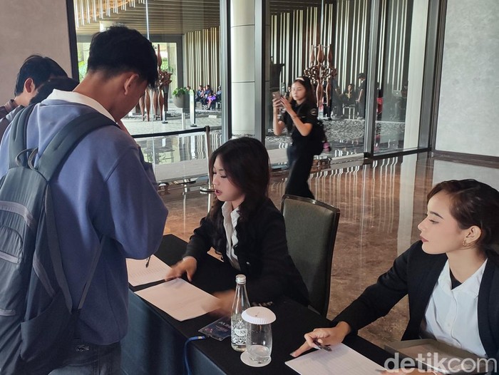 Sejumlah pemuda peserta #DemiIndonesia Cerdas Memilih di Ball Room Hotel Padma Kota Semarang mulai berdatangan, Senin (5/2/2024) siang.
