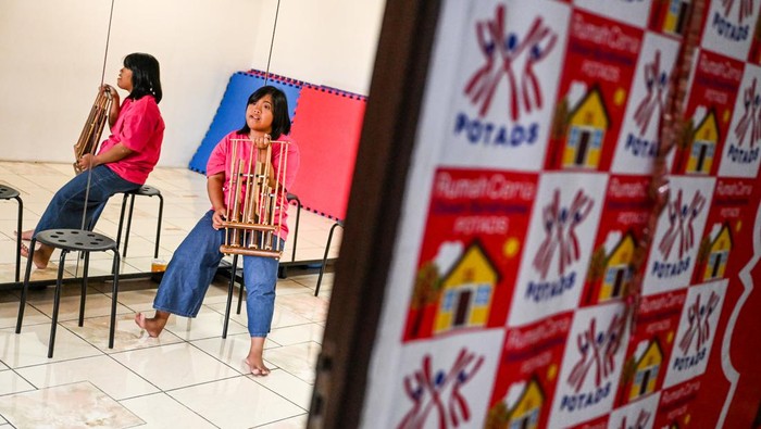 Sejumlah anak dengan down syndrome mengikuti kelas angklung di Rumah Ceria Down Syndrom, Pejaten, Jakarta, Senin (5/2/2024). Persatuan Orang Tua Anak Down Syndrome (POTADS) menyediakan kelas angklung tersebut guna mengembangkan bakat dan fokus anak dengan down syndrome. ANTARA FOTO/Rivan Awal Lingga/YU