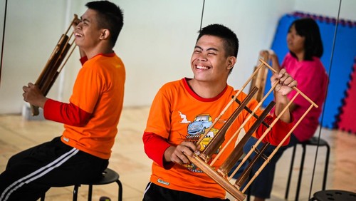 Sejumlah anak dengan down syndrome mengikuti kelas angklung di Rumah Ceria Down Syndrom, Pejaten, Jakarta, Senin (5/2/2024). Persatuan Orang Tua Anak Down Syndrome (POTADS) menyediakan kelas angklung  tersebut guna mengembangkan bakat dan fokus anak dengan down syndrome. ANTARA FOTO/Rivan Awal Lingga/YU