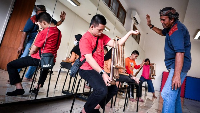 Sejumlah anak dengan down syndrome mengikuti kelas angklung di Rumah Ceria Down Syndrom, Pejaten, Jakarta, Senin (5/2/2024). Persatuan Orang Tua Anak Down Syndrome (POTADS) menyediakan kelas angklung  tersebut guna mengembangkan bakat dan fokus anak dengan down syndrome. ANTARA FOTO/Rivan Awal Lingga/YU