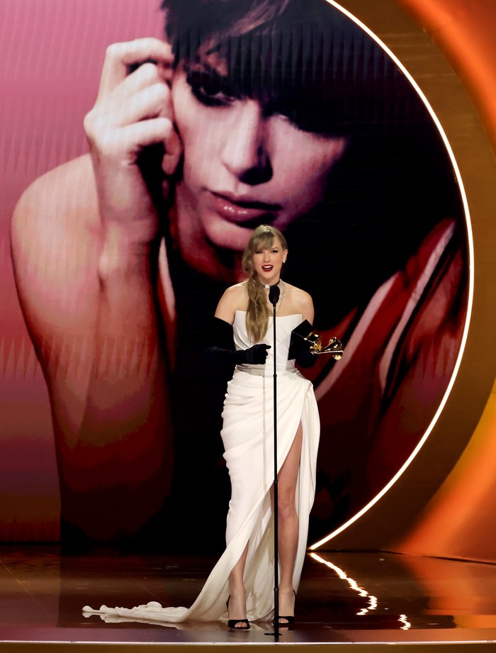 Semringah Taylor Swift Umumkan Album Baru di Grammy 2024 LOS ANGELES, CALIFORNIA - FEBRUARY 04: Taylor Swift accepts the Best Pop Vocal Album award for βMidnightsβ onstage during the 66th GRAMMY Awards at Crypto.com Arena on February 04, 2024 in Los Angeles, California. (Photo by Kevin Mazur/Getty Images for The Recording Academy)