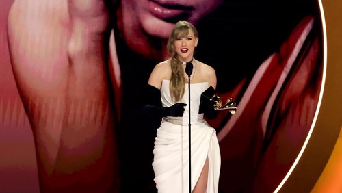 LOS ANGELES, CALIFORNIA - FEBRUARY 04: Taylor Swift accepts the Best Pop Vocal Album award for “Midnights” onstage during the 66th GRAMMY Awards at Crypto.com Arena on February 04, 2024 in Los Angeles, California. (Photo by Kevin Mazur/Getty Images for The Recording Academy)