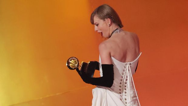 LOS ANGELES, CALIFORNIA - FEBRUARY 04: Taylor Swift accepts the Best Pop Vocal Album award for 