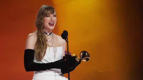 LOS ANGELES, CALIFORNIA - FEBRUARY 04: Taylor Swift accepts the Best Pop Vocal Album award for “Midnights” onstage during the 66th GRAMMY Awards at Crypto.com Arena on February 04, 2024 in Los Angeles, California. (Photo by Kevin Mazur/Getty Images for The Recording Academy)