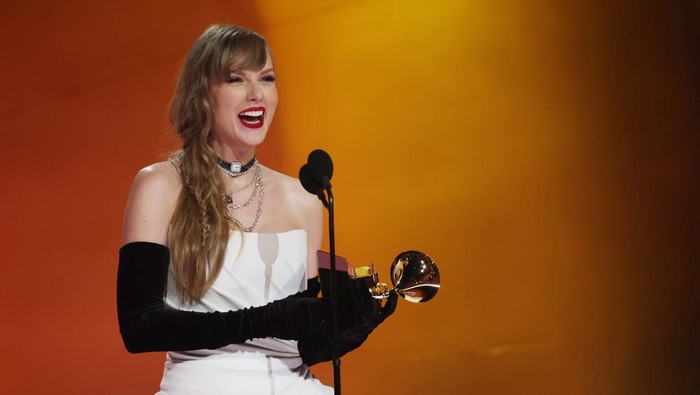 LOS ANGELES, CALIFORNIA - FEBRUARY 04: Taylor Swift accepts the Best Pop Vocal Album award for “Midnights” onstage during the 66th GRAMMY Awards at Crypto.com Arena on February 04, 2024 in Los Angeles, California. (Photo by Kevin Mazur/Getty Images for The Recording Academy)