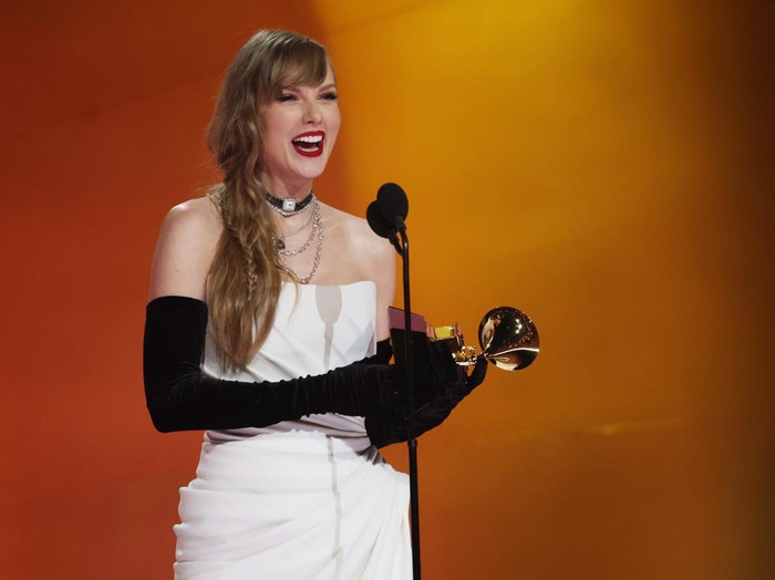 Semringah Taylor Swift Umumkan Album Baru di Grammy 2024 LOS ANGELES, CALIFORNIA - FEBRUARY 04: Taylor Swift accepts the Best Pop Vocal Album award for βMidnightsβ onstage during the 66th GRAMMY Awards at Crypto.com Arena on February 04, 2024 in Los Angeles, California. (Photo by Kevin Mazur/Getty Images for The Recording Academy)