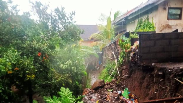 Senderan dan tembok pembatas SDN 12 Karangasem jebol akibat hujan deras, Senin (5/2/2024)