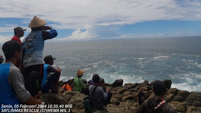 Seorang pria hilang terseret ombak saat memancing di Pantai Wediombo, Gunungkidul, Senin (5/2/2024).