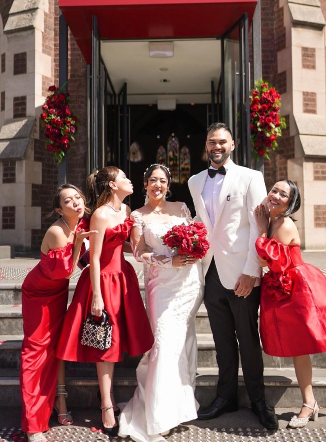 Digelar di Australia, Shandy bersama para bridesmaid tampil kompak mengenakan dress berwarna merah. Penampilannya kala menjadi bridesmaid pun berhasil curi atensi. Foto: Instagram/@shandyaulia