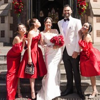 Digelar di Australia, Shandy bersama para bridesmaid tampil kompak mengenakan dress berwarna merah. Penampilannya kala menjadi bridesmaid pun berhasil curi atensi. Foto: Instagram/@shandyaulia