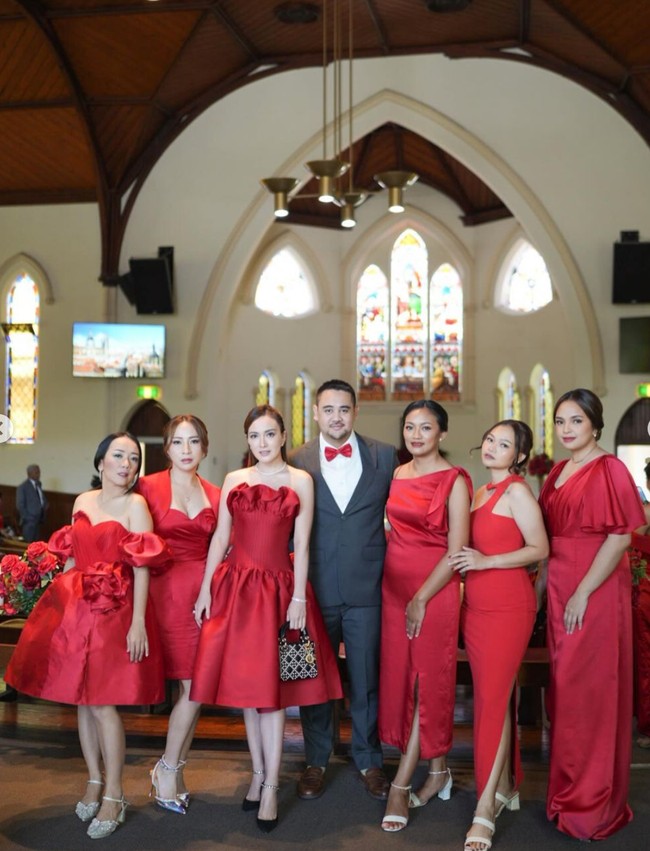 Shandy tampil cantik mempesona dalam balutan tube dress merah. Dengan panjang selutut, penampilannya jadi semakin terlihat elegan. Foto: Instagram/@shandyaulia
