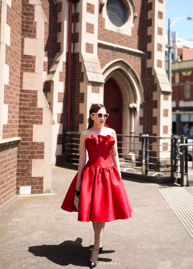 Dalam salah satu unggahannya terlihat Shandy berpose mengenakan kaca mata hitam. Penampilannya juga dilengkapi dengan kalung, sepasang anting, dan tas mini berwarna hitam. Tas tersebut senada dengan warna heels yang dikenakannya. Foto: Instagram/@shandyaulia