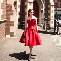 Dalam salah satu unggahannya terlihat Shandy berpose mengenakan kaca mata hitam. Penampilannya juga dilengkapi dengan kalung, sepasang anting, dan tas mini berwarna hitam. Tas tersebut senada dengan warna heels yang dikenakannya. Foto: Instagram/@shandyaulia