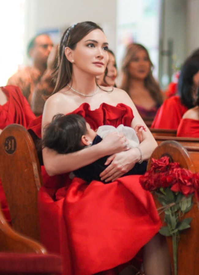 Tak sendirian, rupanya Shandy juga mengajak serta anak semata wayangnya. Terlihat Shandy yang sedang momong anaknya yang tertidur pulas. Foto: Instagram/@shandyaulia