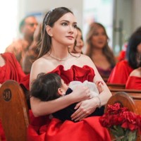 Tak sendirian, rupanya Shandy juga mengajak serta anak semata wayangnya. Terlihat Shandy yang sedang momong anaknya yang tertidur pulas. Foto: Instagram/@shandyaulia