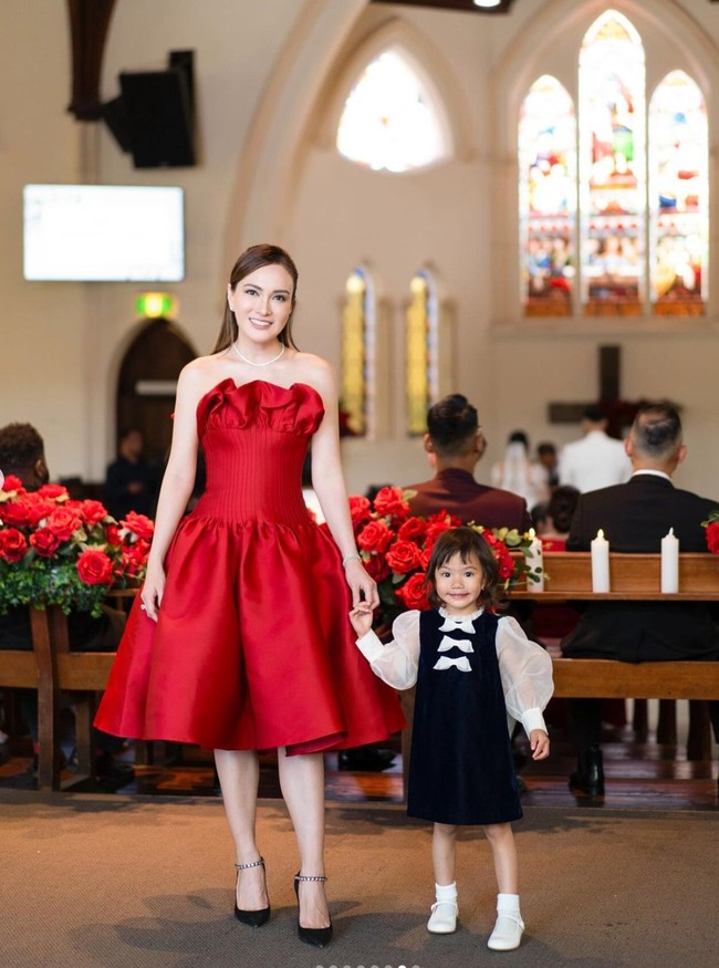 Berpose bersama sang anak, penampilan Shandy masih tak kalah dari para wanita yang berusia jauh di bawahnya. Saat ini Shandy sendiri diketahui berusia 36 tahun. Foto: Instagram/@shandyaulia