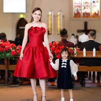 Berpose bersama sang anak, penampilan Shandy masih tak kalah dari para wanita yang berusia jauh di bawahnya. Saat ini Shandy sendiri diketahui berusia 36 tahun. Foto: Instagram/@shandyaulia