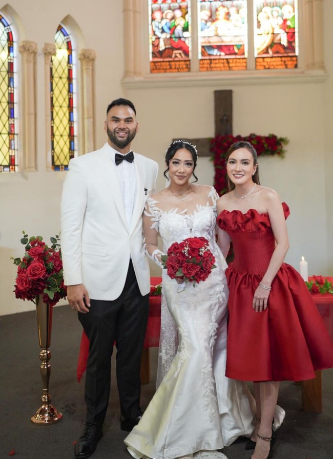 Shandy Aulia baru-baru ini membagikan potret dirinya menjadi bridesmaid di pernikahan sahabatnya. Dalam unggahannya Shandy menyebut jika persahabatannya tersebut sudah terjalin selama 18 tahun. Foto: Instagram/@shandyaulia