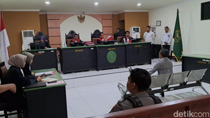 Sidang putusan vonis Kades Kaowa yang terjerat kasus tipilu di Pengadilan Negeri Bima, Senin, (5/2/20204). (Foto: Rafiin/detikBali)