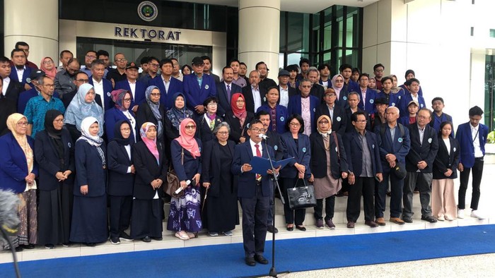Sivitas Akademika UM saat menggelar aksi pernyataan sikap kritik pemerintah