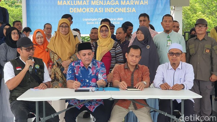Sivitas akademika Universitas Riau saat membacakan maklumat di Lapangan Open Space.(Raja Adil Siregar/detikSumut)