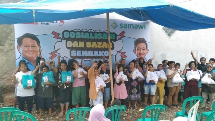 Solidaritas Ulama Muda Jokowi (Samawi) menggelar bazar sembako murah di Rawa Tengah, Kelurahan Galur, Kecamatan Johar, Kota Jakarta Pusat, DKI Jakarta.
