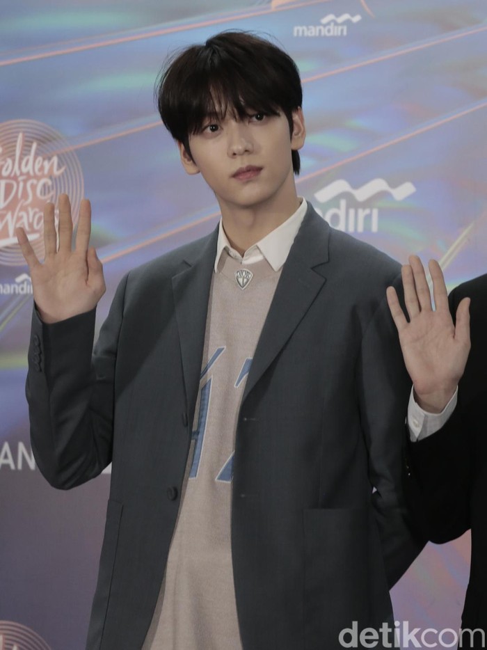 Soobin TXT saat menghadiri karpet merah Golden Disc Awards 2024 di Jakarta International Stadium, 6 Januari 2024.