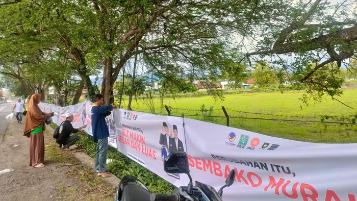 Letak baliho yang dipasang di timur Polsek Playen