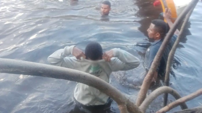 Speedboat rombongan KPU Mamberamo Raya terbalik di sungai.