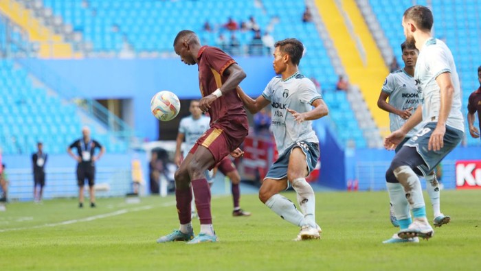 Striker PSM Makassar Adilson Silva dikawal pemain Persita Tangerang dalam laga Liga 1 di Stadion Batakan, Balikpapan.