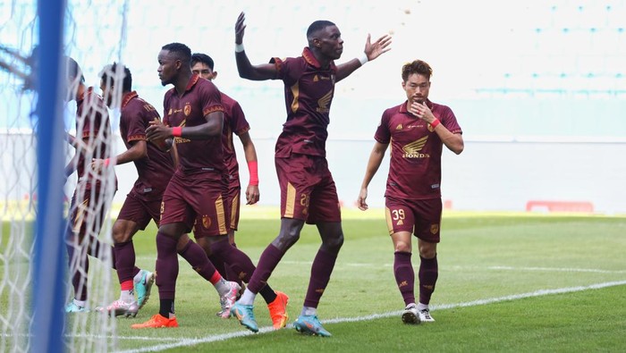 Striker PSM Makassar Adilson Silva merayakan gol yang dicetaknya ke gawang Persita Tangerang dalam laga Liga 1 di Stadion Batakan, Balikpapan.