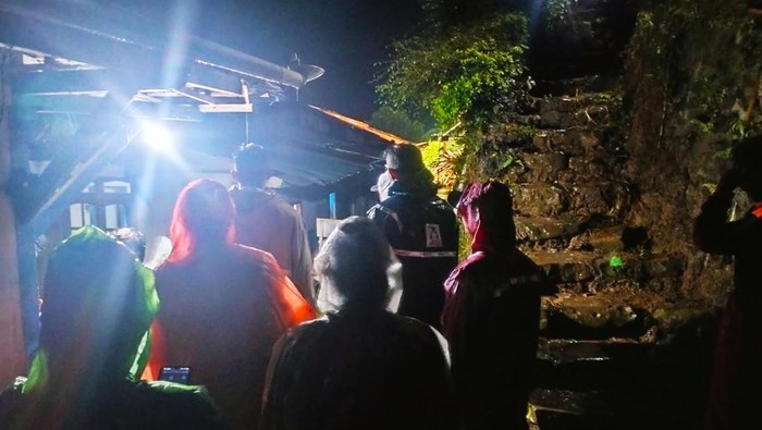 Suasana lokasi longsor di Kendal.