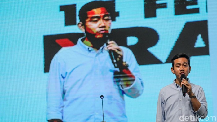Cawapres nomor urut 2 Gibran Rakabuming Raka mengingatkan para relawan untuk tidak terlena dengan hasil survei di atas 50 persen. Hal itu disampaikan dalam acara Silaturahmi Nasional Relawan Prabowo-Gibran di Hotel Kartika Candra, Jakarta, Senin (5/2/2024).