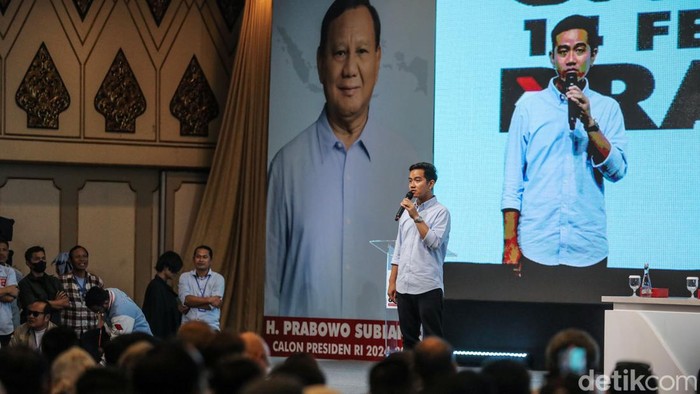 Survei di Atas 50 Persen, Gibran Minta Relawan Tak Terlena Cawapres nomor urut 2 Gibran Rakabuming Raka mengingatkan para relawan untuk tidak terlena dengan hasil survei di atas 50 persen. Hal itu disampaikan dalam acara Silaturahmi Nasional Relawan Prabowo-Gibran di Hotel Kartika Candra, Jakarta, Senin (5/2/2024).