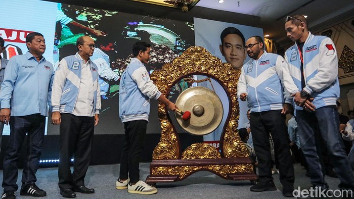 Cawapres nomor urut 2 Gibran Rakabuming Raka mengingatkan para relawan untuk tidak terlena dengan hasil survei di atas 50 persen. Hal itu disampaikan dalam acara Silaturahmi Nasional Relawan Prabowo-Gibran di Hotel Kartika Candra, Jakarta, Senin (5/2/2024).