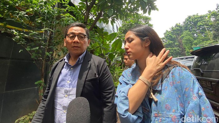 Tamara Tyasmara didampingi kuasa hukum Sandy Arifin di Polda Metro Jaya